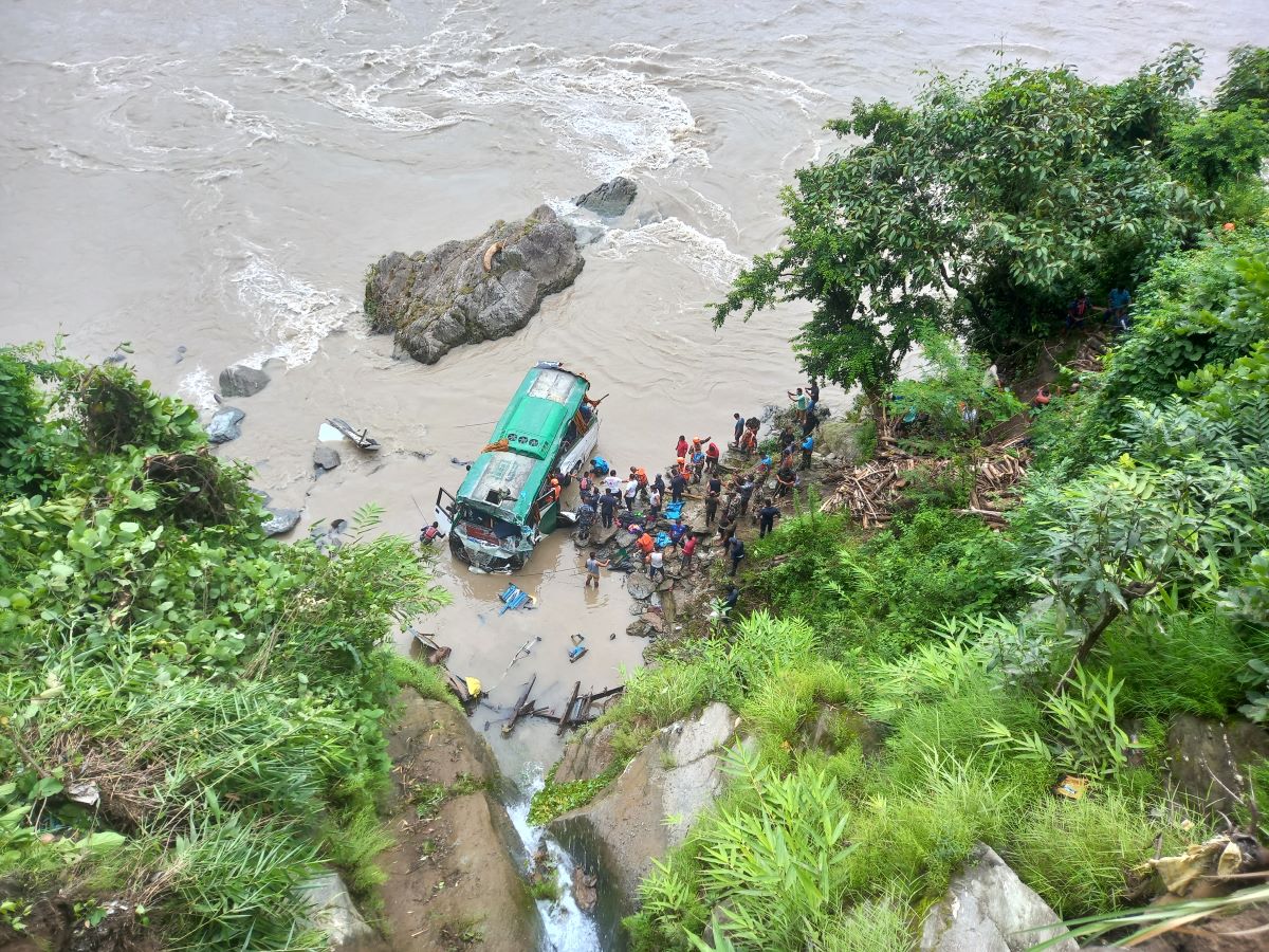 त्रिशूली नदीमा बस खस्योः १५ जना घाइतेको उद्धार